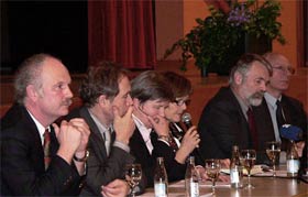 Stephan Strichertz, Bürgermeister von Kleinblittersdorf; Joël Niederlaender, Bürgermeister von Grosbliederstroff; Joëlle Arz aus Nantes; Ellen Widmaier, der Historiker Wilfried Busemann und Prof. Jean Marie Fèvre, Universität Metz